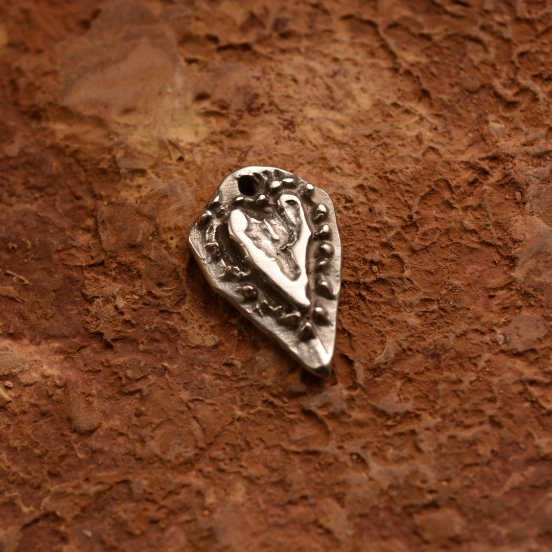 „Herz der Zuneigung“ – handgefertigter Anhänger aus 925er Silber, Talisman für Liebe und Zärtlichkeit, Skulpturenschmuck im Boho- und rustikalen Stil | Art Diva