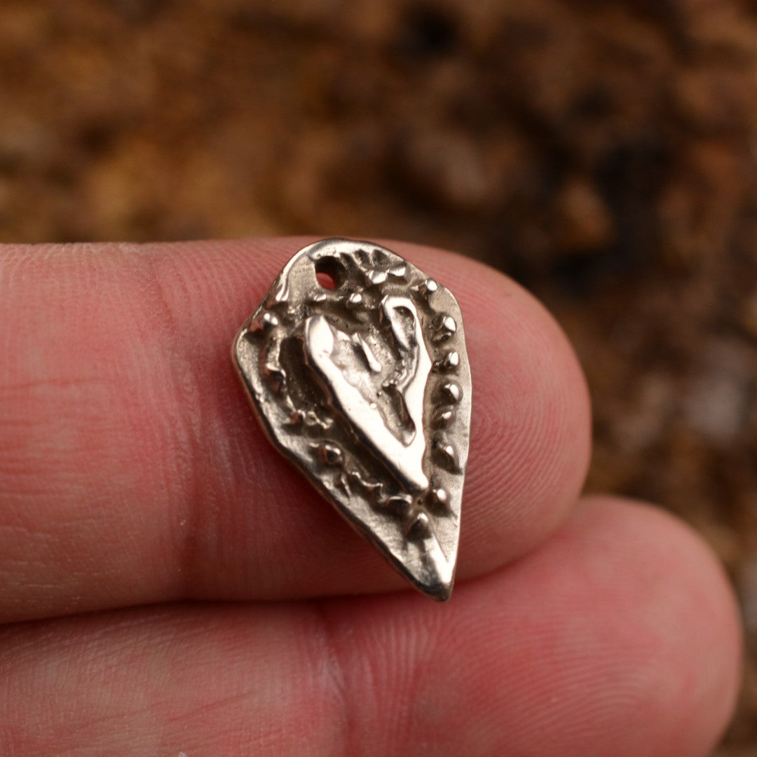 „Herz der Zuneigung“ – handgefertigter Anhänger aus 925er Silber, Talisman für Liebe und Zärtlichkeit, Skulpturenschmuck im Boho- und rustikalen Stil | Art Diva