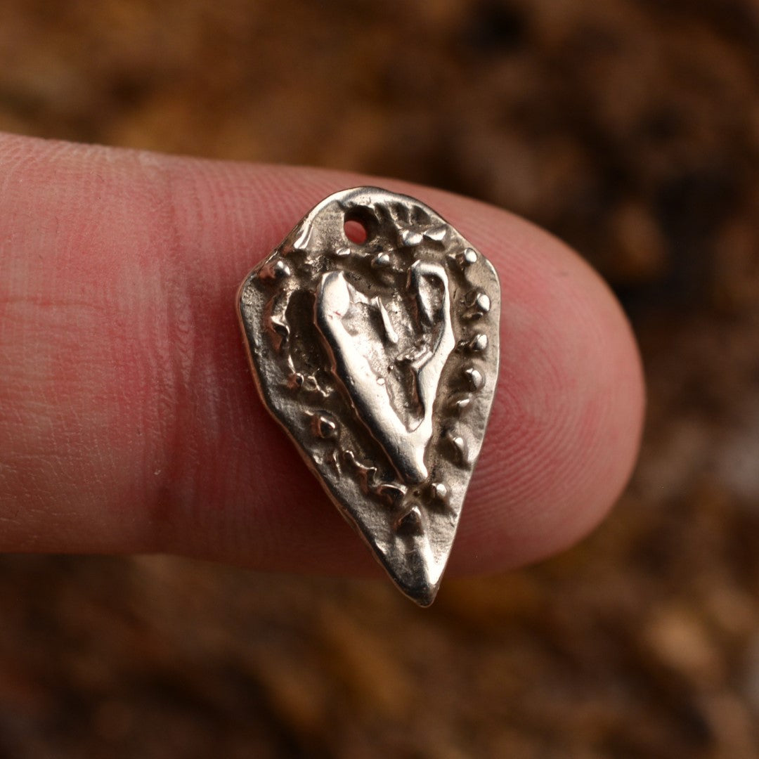 „Herz der Zuneigung“ – handgefertigter Anhänger aus 925er Silber, Talisman für Liebe und Zärtlichkeit, Skulpturenschmuck im Boho- und rustikalen Stil | Art Diva