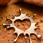 „Farbspritzer-Herz“-Anhänger aus 925er Silber – Talisman für kreative Energie und die Liebe zur Kunst, oxidierter Skulpturenschmuck im Boho- und rustikalen Stil | Art Diva
