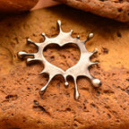 „Farbspritzer-Herz“-Anhänger aus 925er Silber – Talisman für kreative Energie und die Liebe zur Kunst, oxidierter Skulpturenschmuck im Boho- und rustikalen Stil | Art Diva
