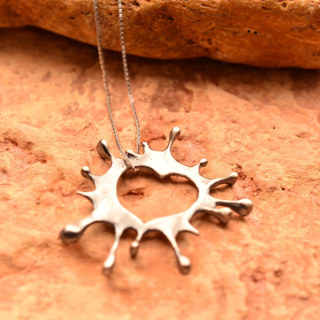 „Farbspritzer-Herz“-Anhänger aus 925er Silber – Talisman für kreative Energie und die Liebe zur Kunst, oxidierter Skulpturenschmuck im Boho- und rustikalen Stil | Art Diva