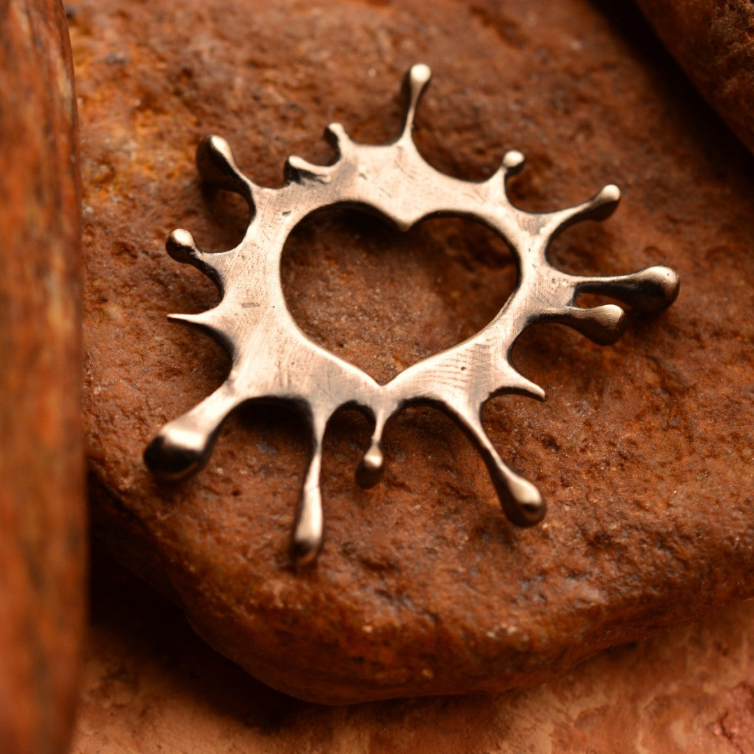 „Farbspritzer-Herz“-Anhänger aus 925er Silber – Talisman für kreative Energie und die Liebe zur Kunst, oxidierter Skulpturenschmuck im Boho- und rustikalen Stil | Art Diva