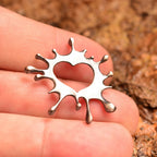 „Farbspritzer-Herz“-Anhänger aus 925er Silber – Talisman für kreative Energie und die Liebe zur Kunst, oxidierter Skulpturenschmuck im Boho- und rustikalen Stil | Art Diva