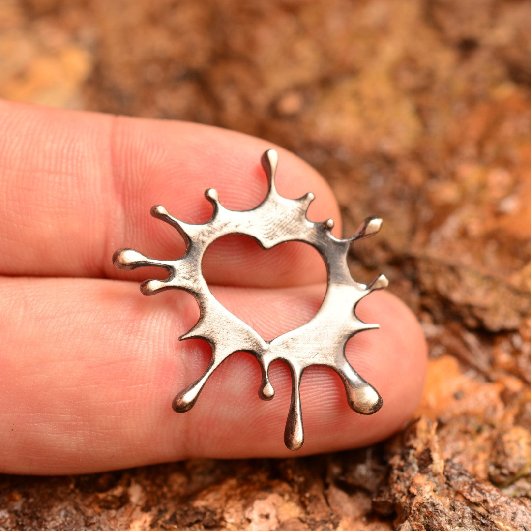 „Farbspritzer-Herz“-Anhänger aus 925er Silber – Talisman für kreative Energie und die Liebe zur Kunst, oxidierter Skulpturenschmuck im Boho- und rustikalen Stil | Art Diva