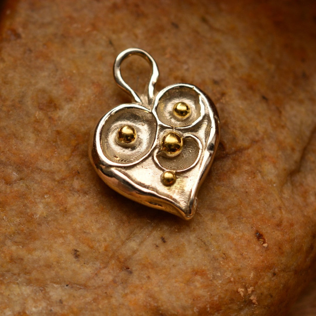 „Herz mit Tautropfen“ – handgefertigter Anhänger aus 925er Silber mit goldfarbenen Akzenten, Talisman für reine Liebe und einen Neuanfang, Amulett der Zärtlichkeit, Skulpturenschmuck im Boho- und rustikalen Stil | Art Diva