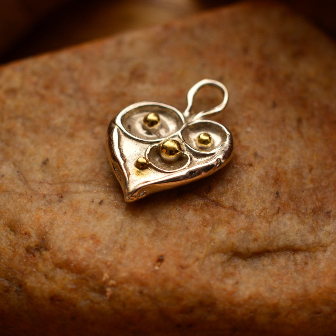 „Herz mit Tautropfen“ – handgefertigter Anhänger aus 925er Silber mit goldfarbenen Akzenten, Talisman für reine Liebe und einen Neuanfang, Amulett der Zärtlichkeit, Skulpturenschmuck im Boho- und rustikalen Stil | Art Diva