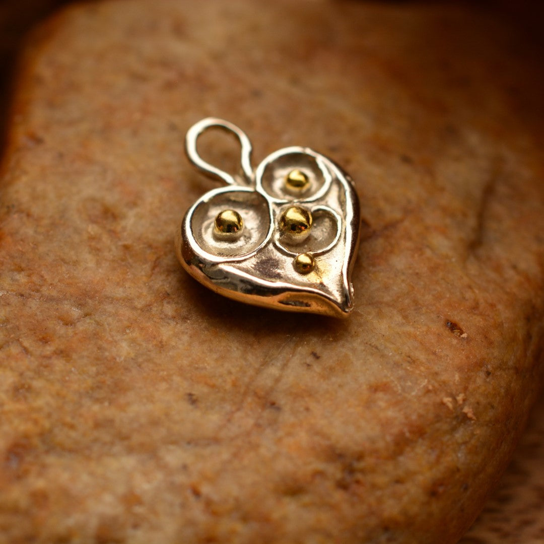 „Herz mit Tautropfen“ – handgefertigter Anhänger aus 925er Silber mit goldfarbenen Akzenten, Talisman für reine Liebe und einen Neuanfang, Amulett der Zärtlichkeit, Skulpturenschmuck im Boho- und rustikalen Stil | Art Diva