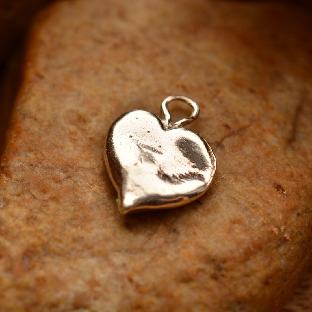 „Herz mit Tautropfen“ – handgefertigter Anhänger aus 925er Silber mit goldfarbenen Akzenten, Talisman für reine Liebe und einen Neuanfang, Amulett der Zärtlichkeit, Skulpturenschmuck im Boho- und rustikalen Stil | Art Diva