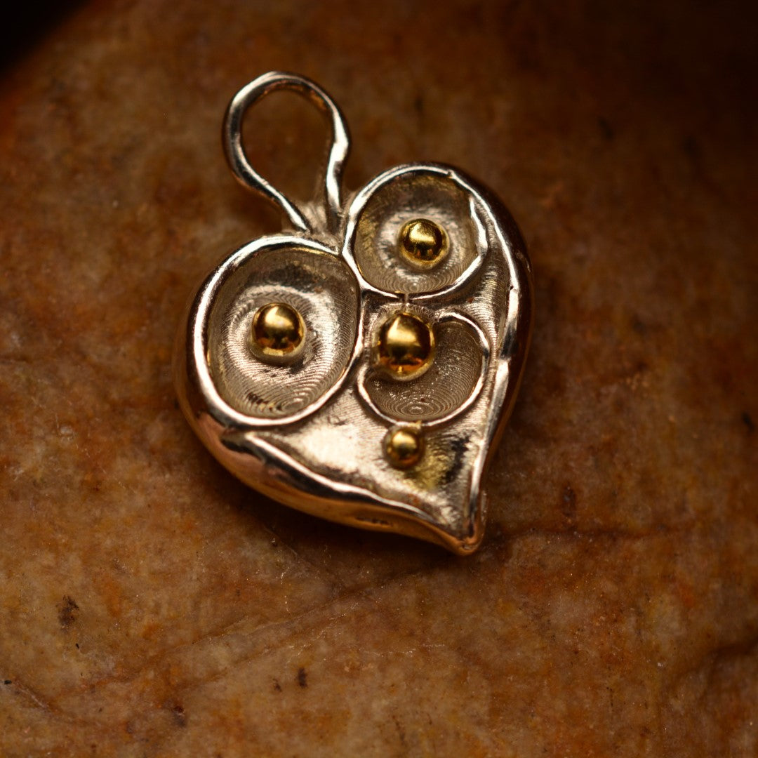 „Herz mit Tautropfen“ – handgefertigter Anhänger aus 925er Silber mit goldfarbenen Akzenten, Talisman für reine Liebe und einen Neuanfang, Amulett der Zärtlichkeit, Skulpturenschmuck im Boho- und rustikalen Stil | Art Diva