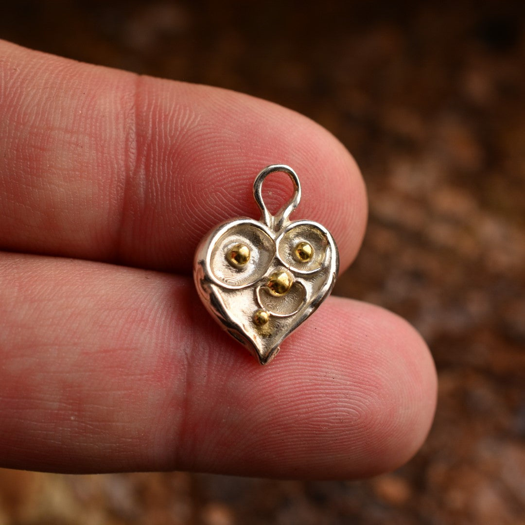 „Herz mit Tautropfen“ – handgefertigter Anhänger aus 925er Silber mit goldfarbenen Akzenten, Talisman für reine Liebe und einen Neuanfang, Amulett der Zärtlichkeit, Skulpturenschmuck im Boho- und rustikalen Stil | Art Diva