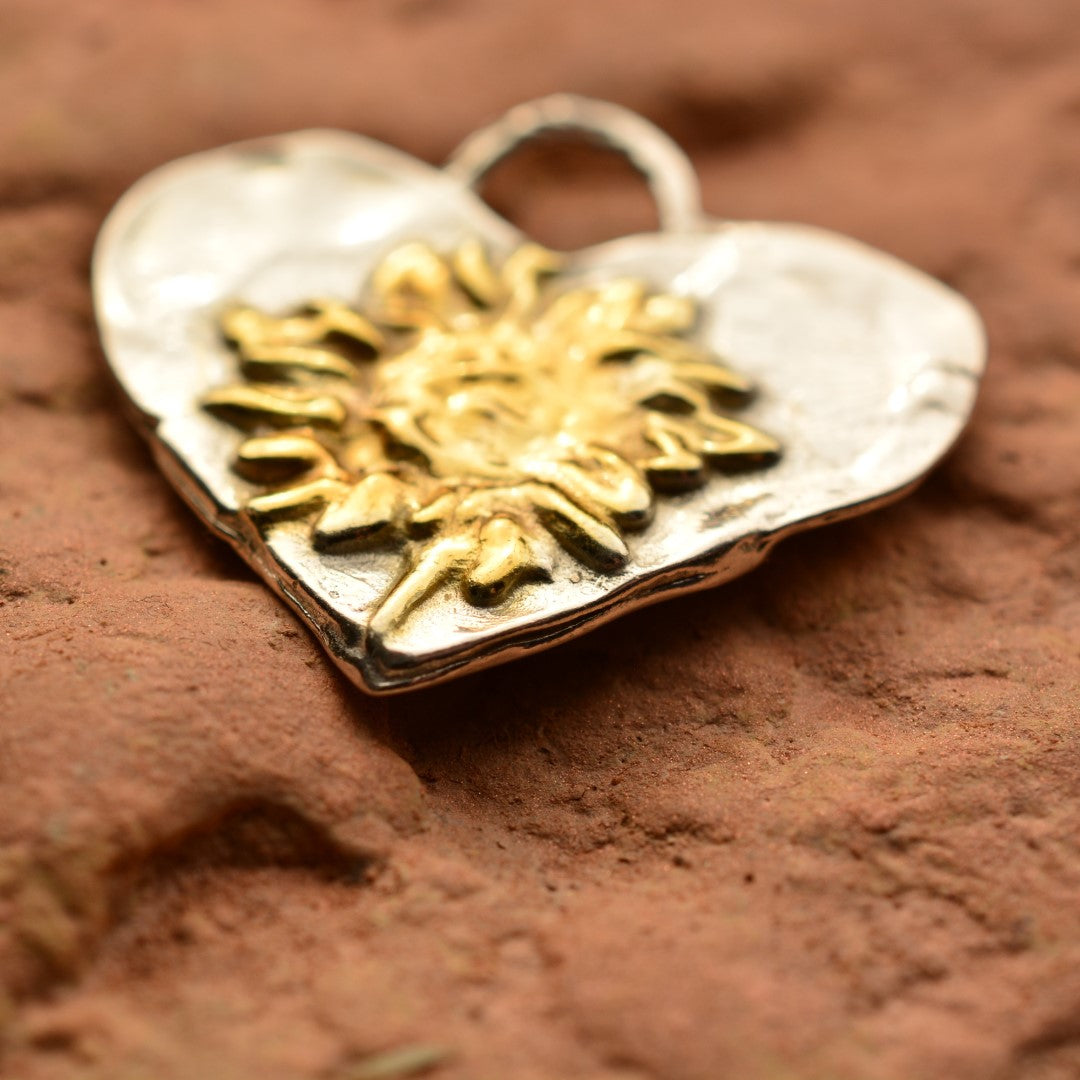 „Herz mit Sonnenblume“-Anhänger aus 925er Silber mit vergoldeten Akzenten – handgefertigter Skulpturenschmuck im Boho- und rustikalen Stil | Art Diva