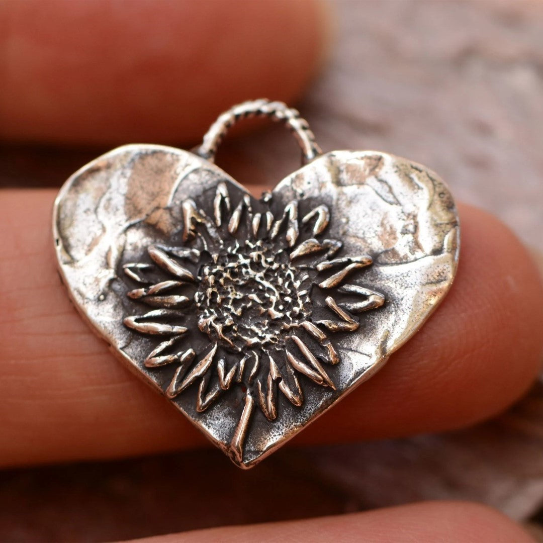 Herz mit Sonnenblume – Anhänger aus 925er Silber | Symbol für Liebe und Zärtlichkeit | Art Diva