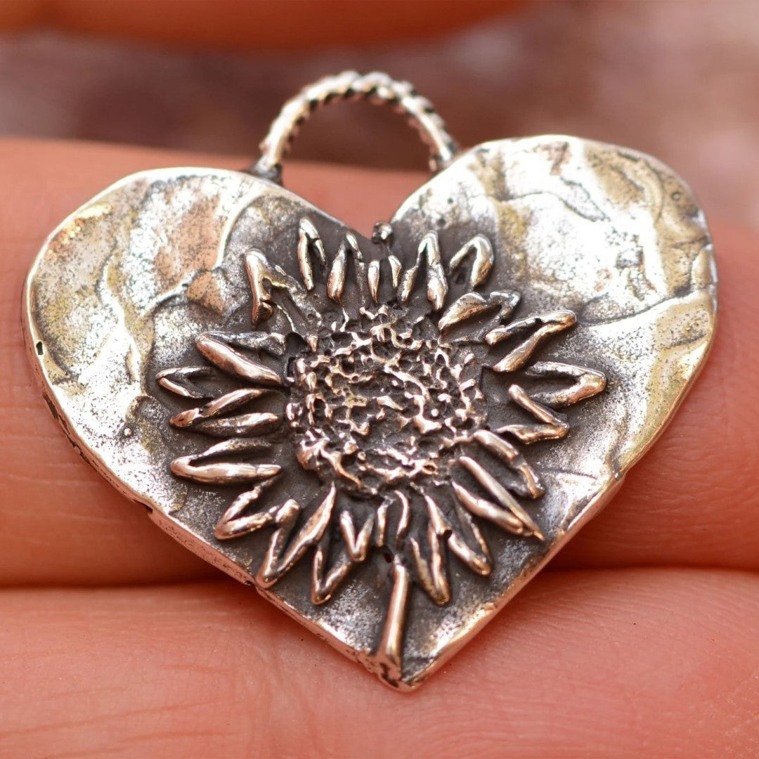 Herz mit Sonnenblume – Anhänger aus 925er Silber | Symbol für Liebe und Zärtlichkeit | Art Diva