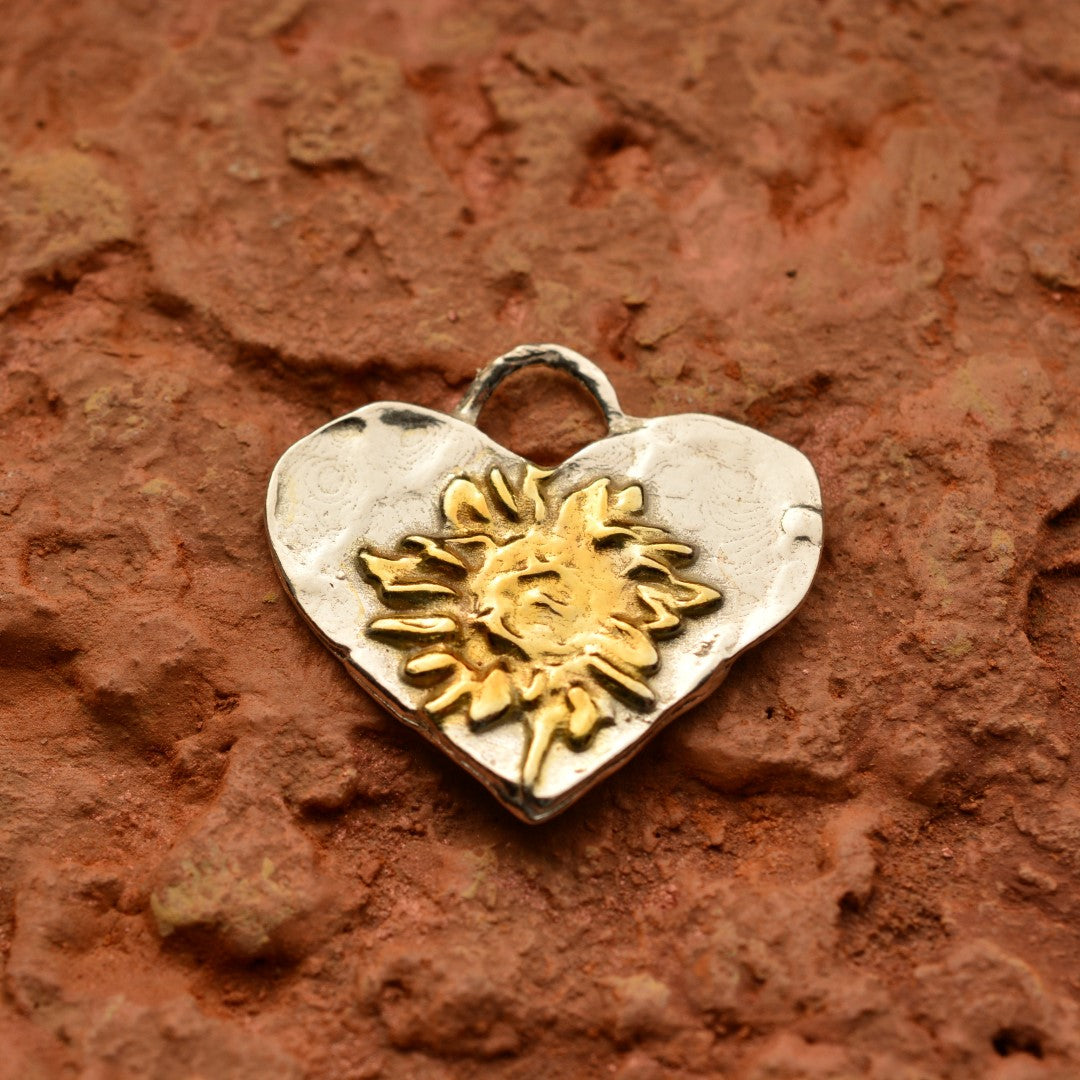 „Herz mit Sonnenblume“-Anhänger aus 925er Silber mit vergoldeten Akzenten – handgefertigter Skulpturenschmuck im Boho- und rustikalen Stil | Art Diva
