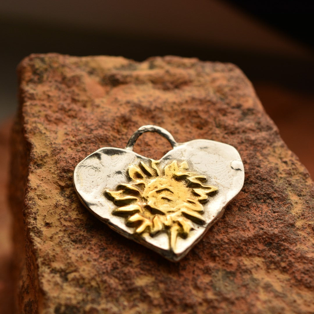 „Herz mit Sonnenblume“-Anhänger aus 925er Silber mit vergoldeten Akzenten – handgefertigter Skulpturenschmuck im Boho- und rustikalen Stil | Art Diva