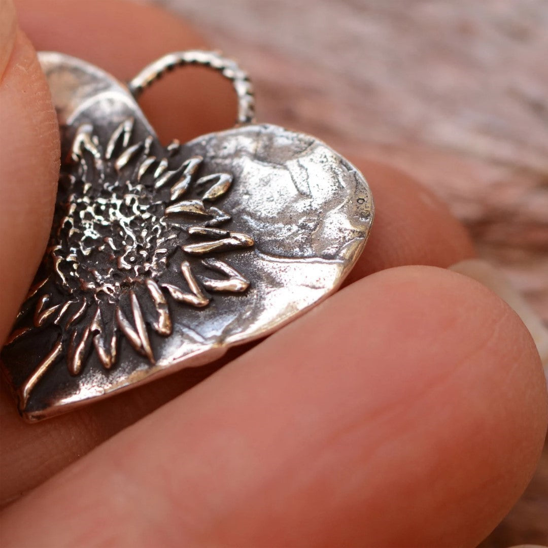 Herz mit Sonnenblume – Anhänger aus 925er Silber | Symbol für Liebe und Zärtlichkeit | Art Diva