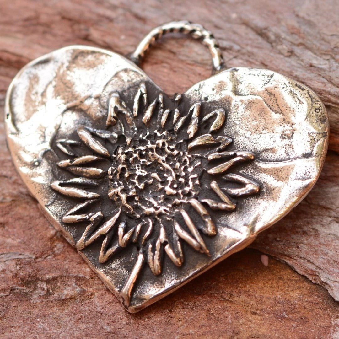 Herz mit Sonnenblume – Anhänger aus 925er Silber | Symbol für Liebe und Zärtlichkeit | Art Diva