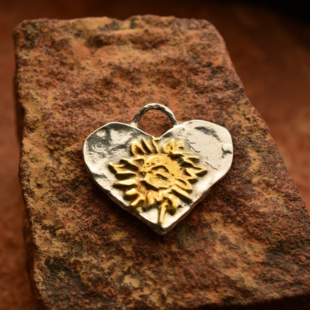 „Herz mit Sonnenblume“-Anhänger aus 925er Silber mit vergoldeten Akzenten – handgefertigter Skulpturenschmuck im Boho- und rustikalen Stil | Art Diva