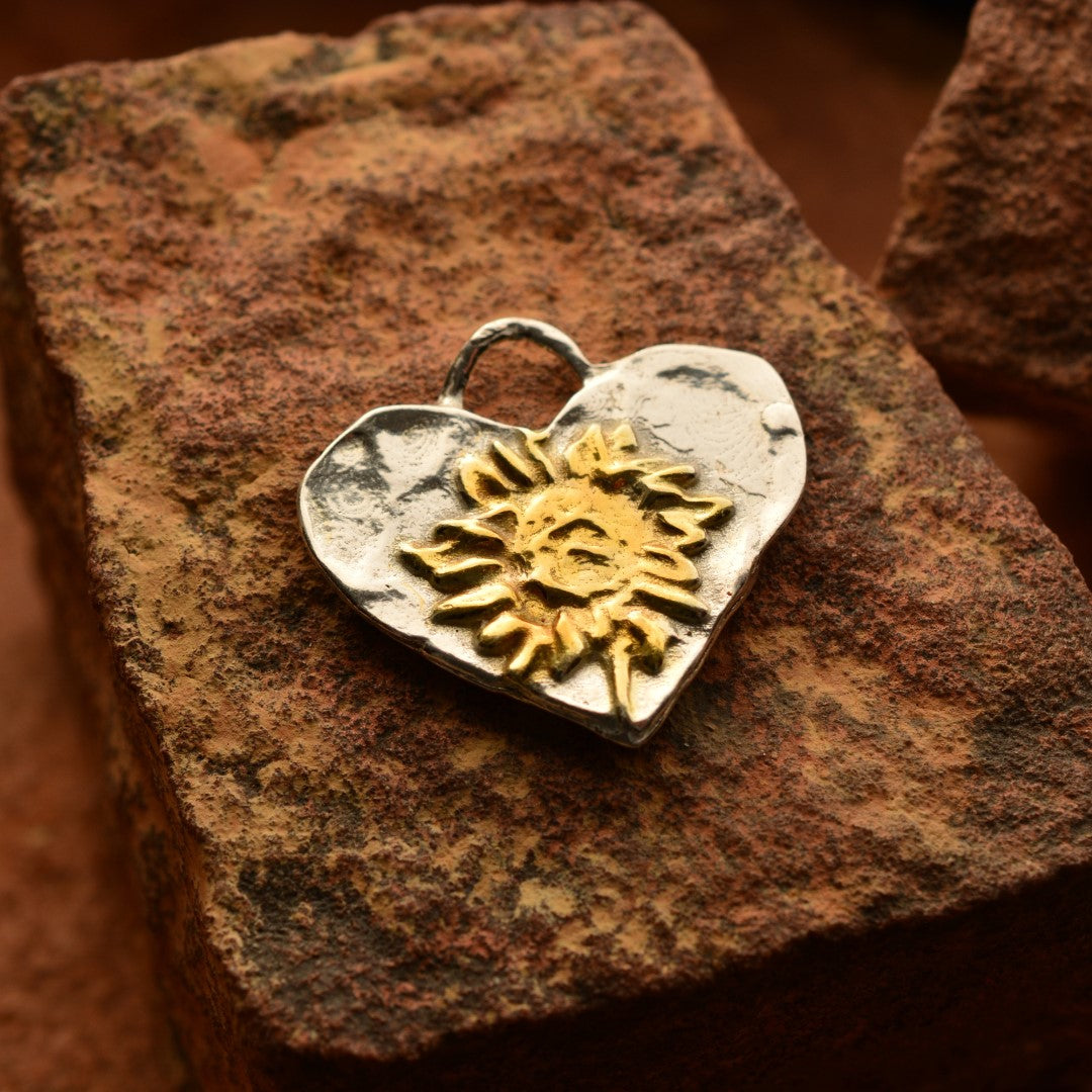 „Herz mit Sonnenblume“-Anhänger aus 925er Silber mit vergoldeten Akzenten – handgefertigter Skulpturenschmuck im Boho- und rustikalen Stil | Art Diva