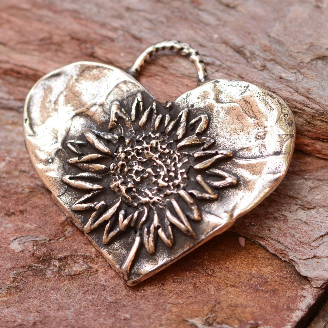 Herz mit Sonnenblume – Anhänger aus 925er Silber | Symbol für Liebe und Zärtlichkeit | Art Diva