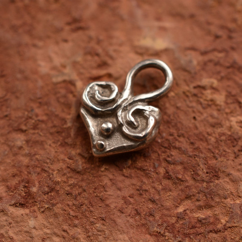 Herzanhänger aus 925er Silber – handgefertigter Liebestalisman und Skulpturenschmuck im Boho-Stil, ideales Geschenk für Mutter, Tochter oder Freundin | Art Diva