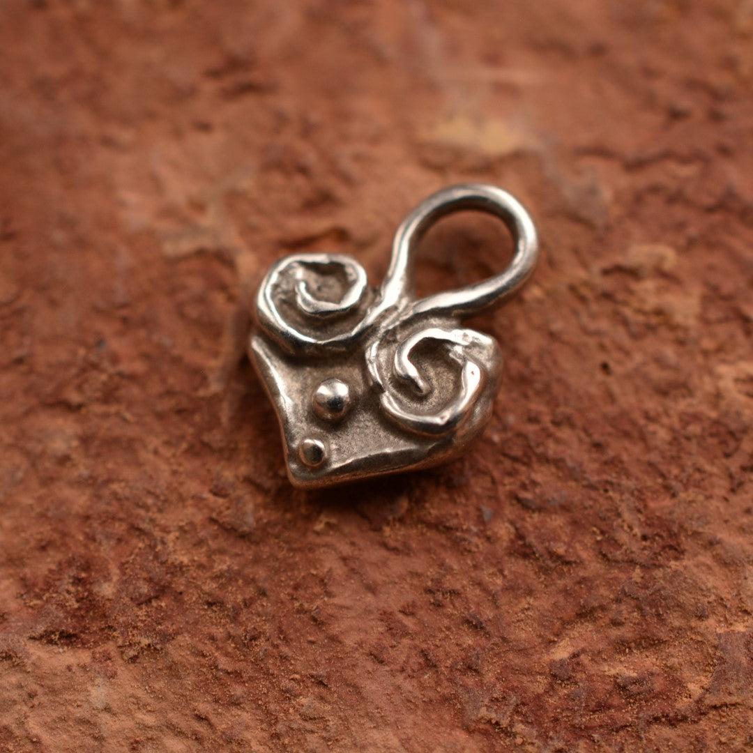 Herzanhänger aus 925er Silber – handgefertigter Liebestalisman und Skulpturenschmuck im Boho-Stil, ideales Geschenk für Mutter, Tochter oder Freundin | Art Diva