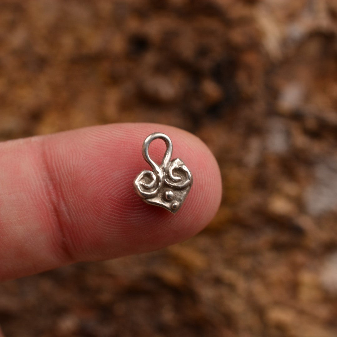 Herzanhänger aus 925er Silber – handgefertigter Liebestalisman und Skulpturenschmuck im Boho-Stil, ideales Geschenk für Mutter, Tochter oder Freundin | Art Diva