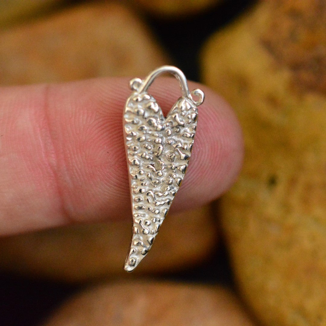 „Herz“ – handgefertigter Anhänger aus 925er Silber, Talisman für Liebe und Emotionen, Skulpturenschmuck im Boho- und rustikalen Stil | Art Diva