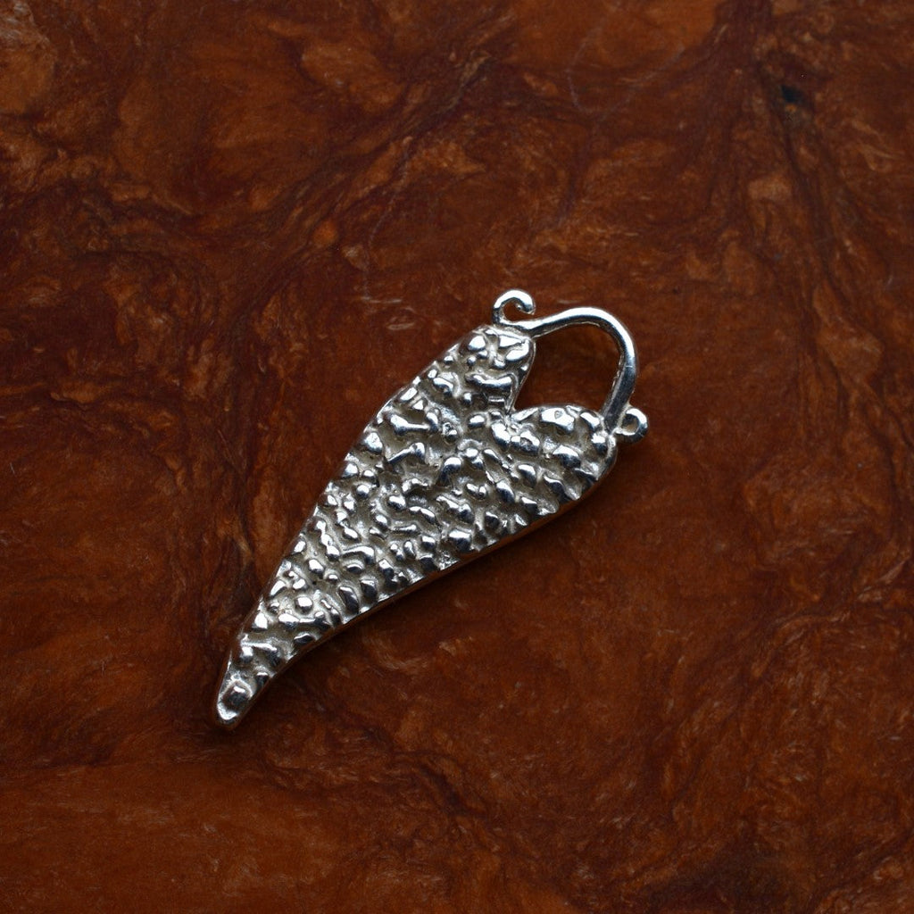„Herz“ – handgefertigter Anhänger aus 925er Silber, Talisman für Liebe und Emotionen, Skulpturenschmuck im Boho- und rustikalen Stil | Art Diva