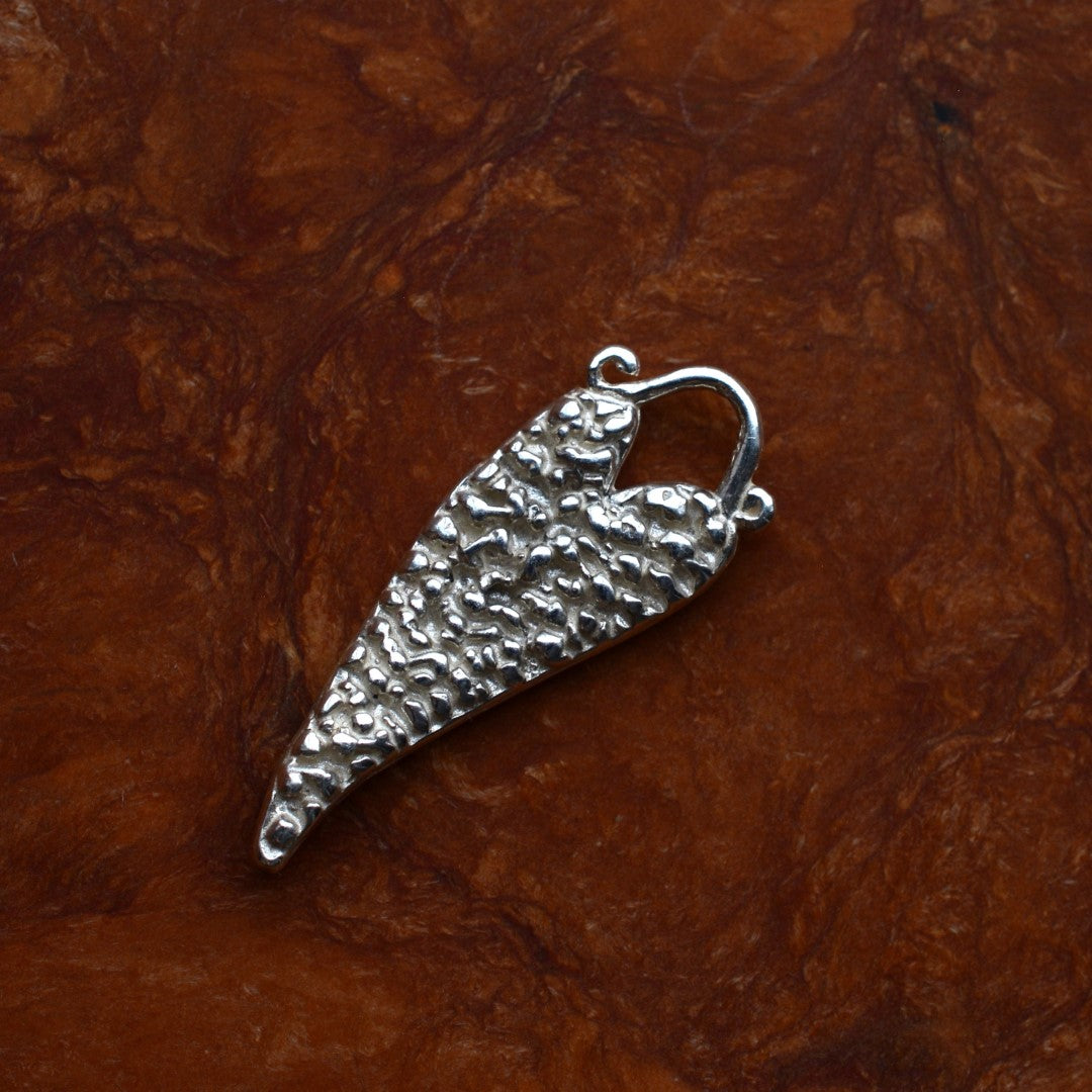 „Herz“ – handgefertigter Anhänger aus 925er Silber, Talisman für Liebe und Emotionen, Skulpturenschmuck im Boho- und rustikalen Stil | Art Diva