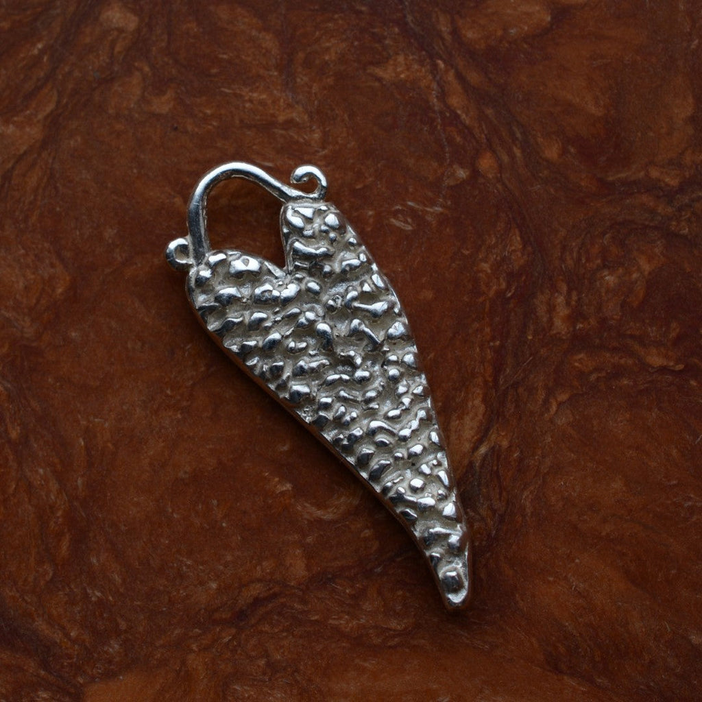„Herz“ – handgefertigter Anhänger aus 925er Silber, Talisman für Liebe und Emotionen, Skulpturenschmuck im Boho- und rustikalen Stil | Art Diva
