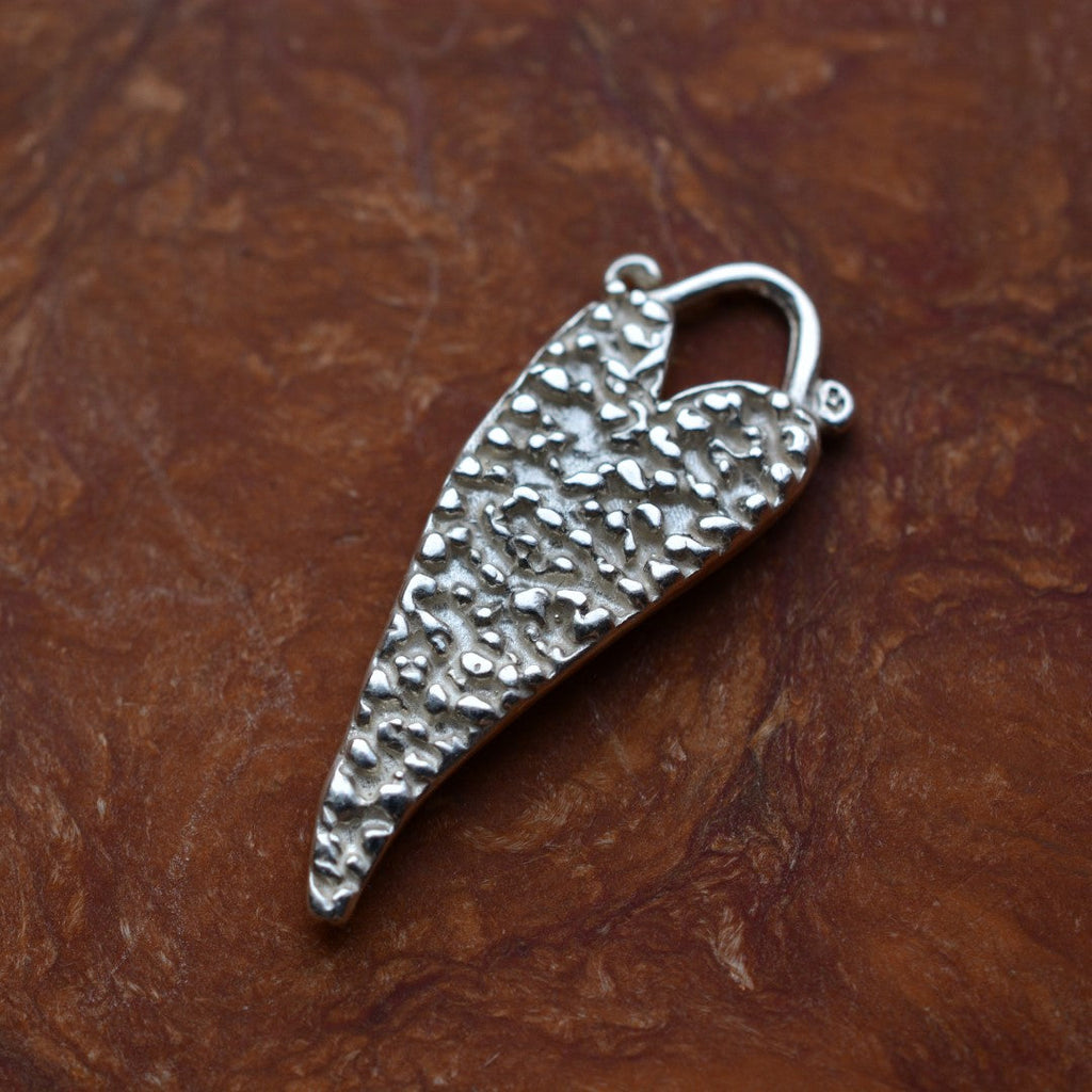 „Herz“ – handgefertigter Anhänger aus 925er Silber, Talisman für Liebe und Emotionen, Skulpturenschmuck im Boho- und rustikalen Stil | Art Diva