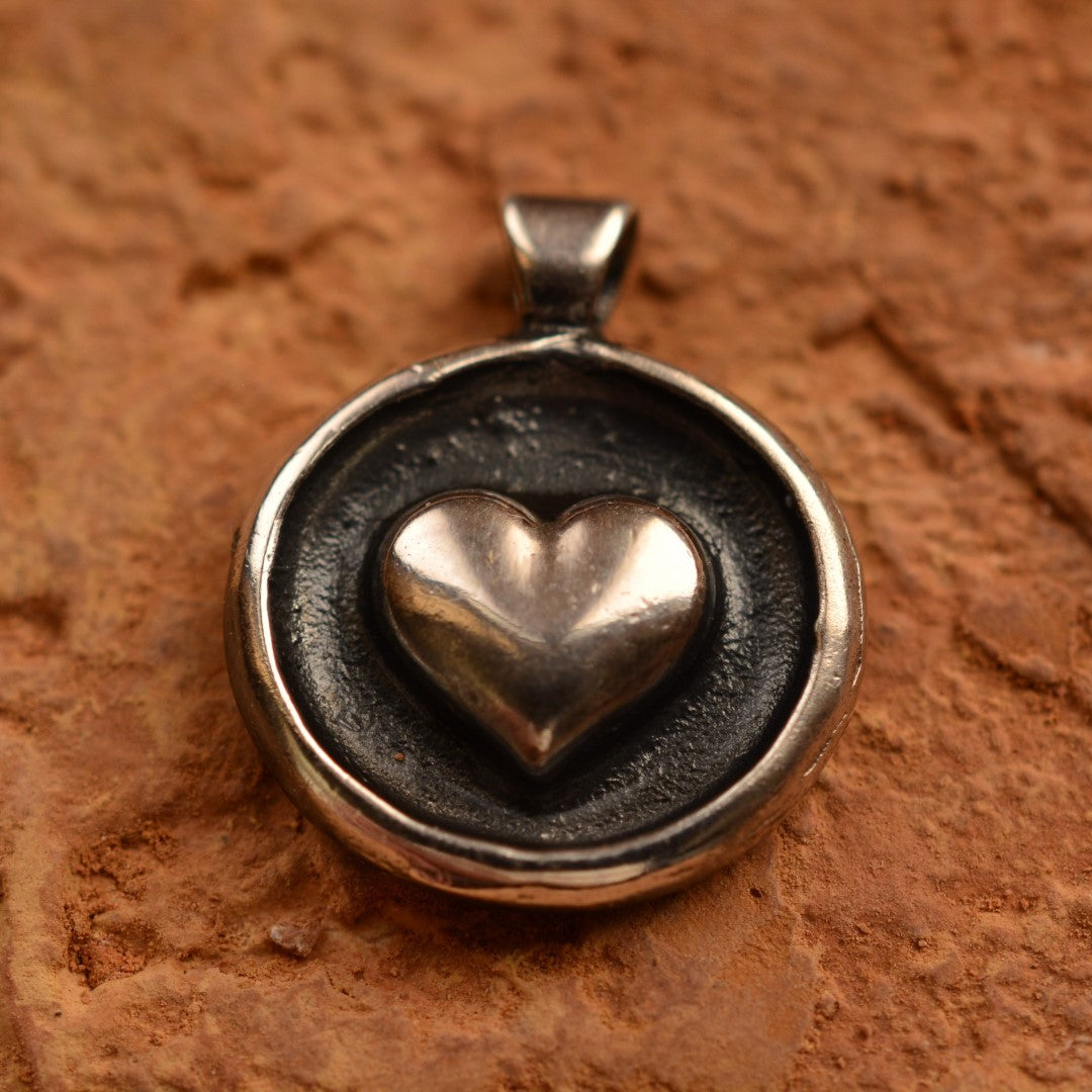 „Herz“ – handgefertigter Anhänger aus 925er Silber, Talisman für Liebe und Schutz, Skulpturenschmuck im Boho- und rustikalen Stil | Art Diva