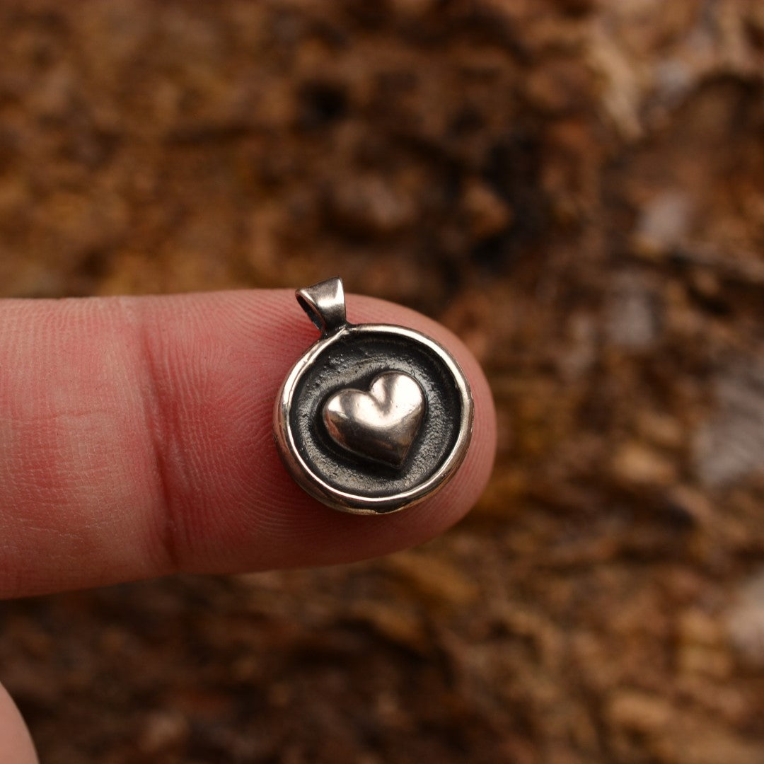 „Herz“ – handgefertigter Anhänger aus 925er Silber, Talisman für Liebe und Schutz, Skulpturenschmuck im Boho- und rustikalen Stil | Art Diva