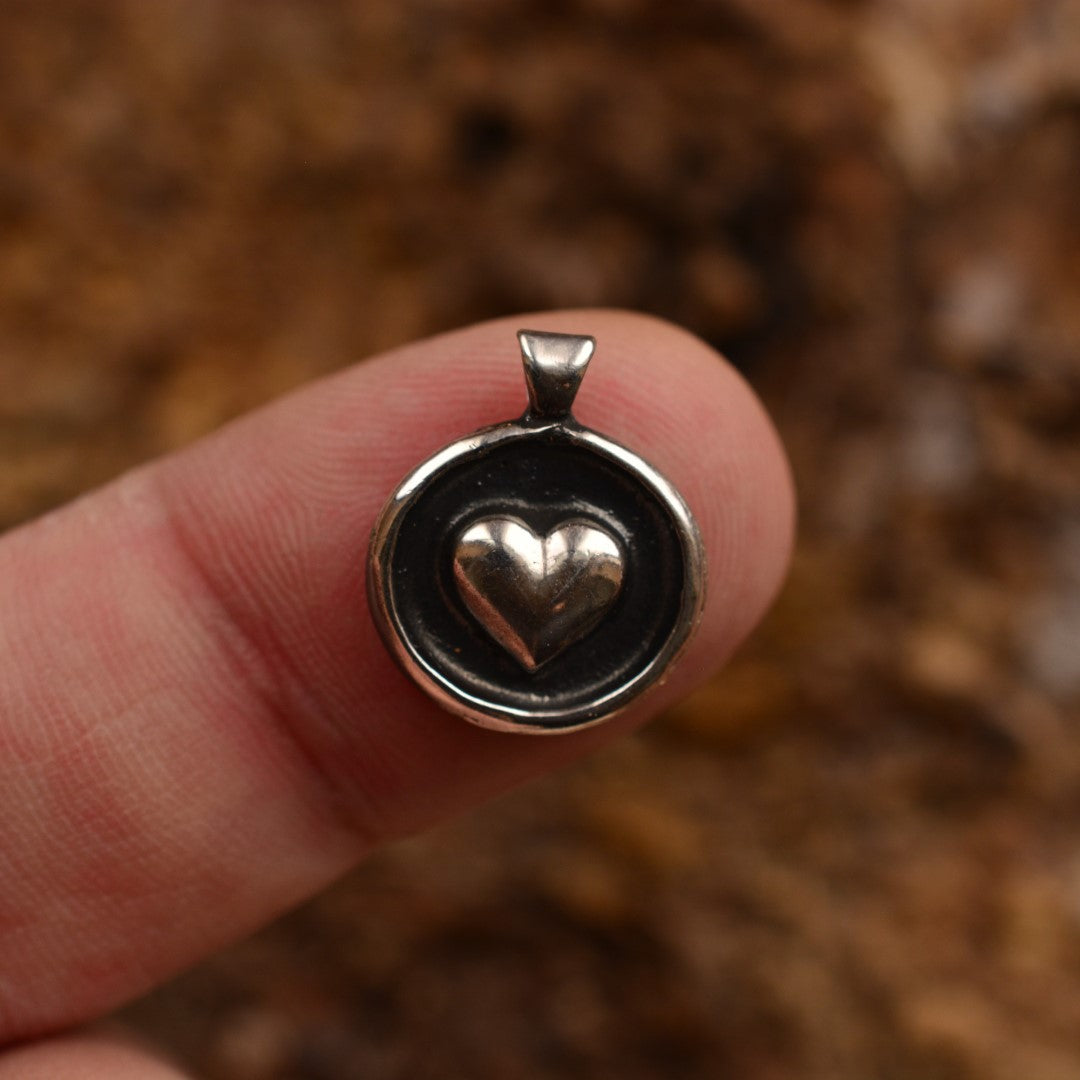 „Herz“ – handgefertigter Anhänger aus 925er Silber, Talisman für Liebe und Schutz, Skulpturenschmuck im Boho- und rustikalen Stil | Art Diva