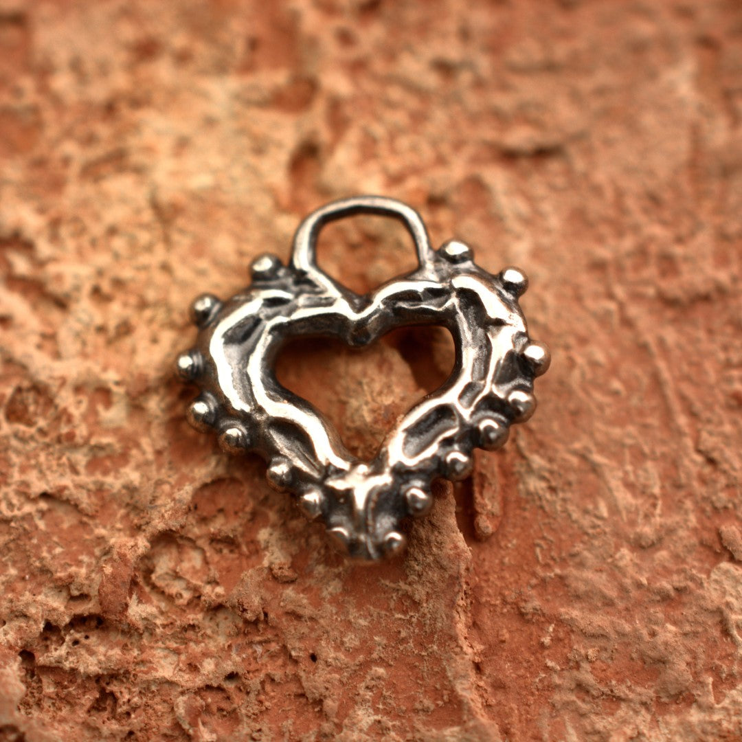 „Morgenliebe“-Herz-Anhänger mit Tautropfen aus 925er Silber – Talisman für Zärtlichkeit und reine Liebe, handgefertigt im Boho-Stil | Art Diva