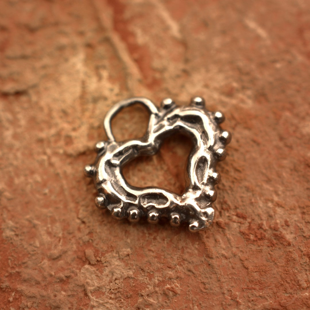 „Morgenliebe“-Herz-Anhänger mit Tautropfen aus 925er Silber – Talisman für Zärtlichkeit und reine Liebe, handgefertigt im Boho-Stil | Art Diva