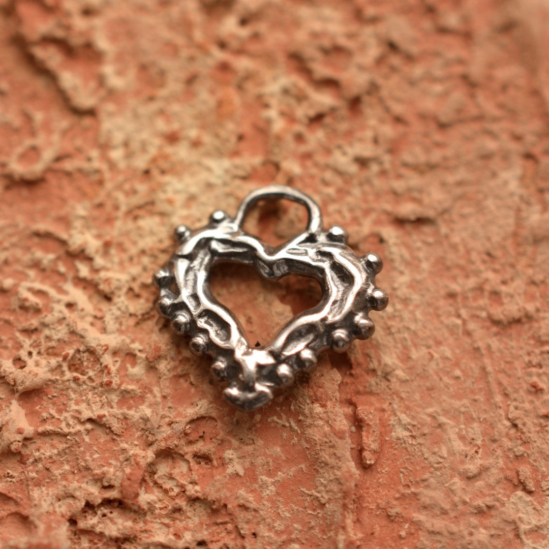 „Morgenliebe“-Herz-Anhänger mit Tautropfen aus 925er Silber – Talisman für Zärtlichkeit und reine Liebe, handgefertigt im Boho-Stil | Art Diva