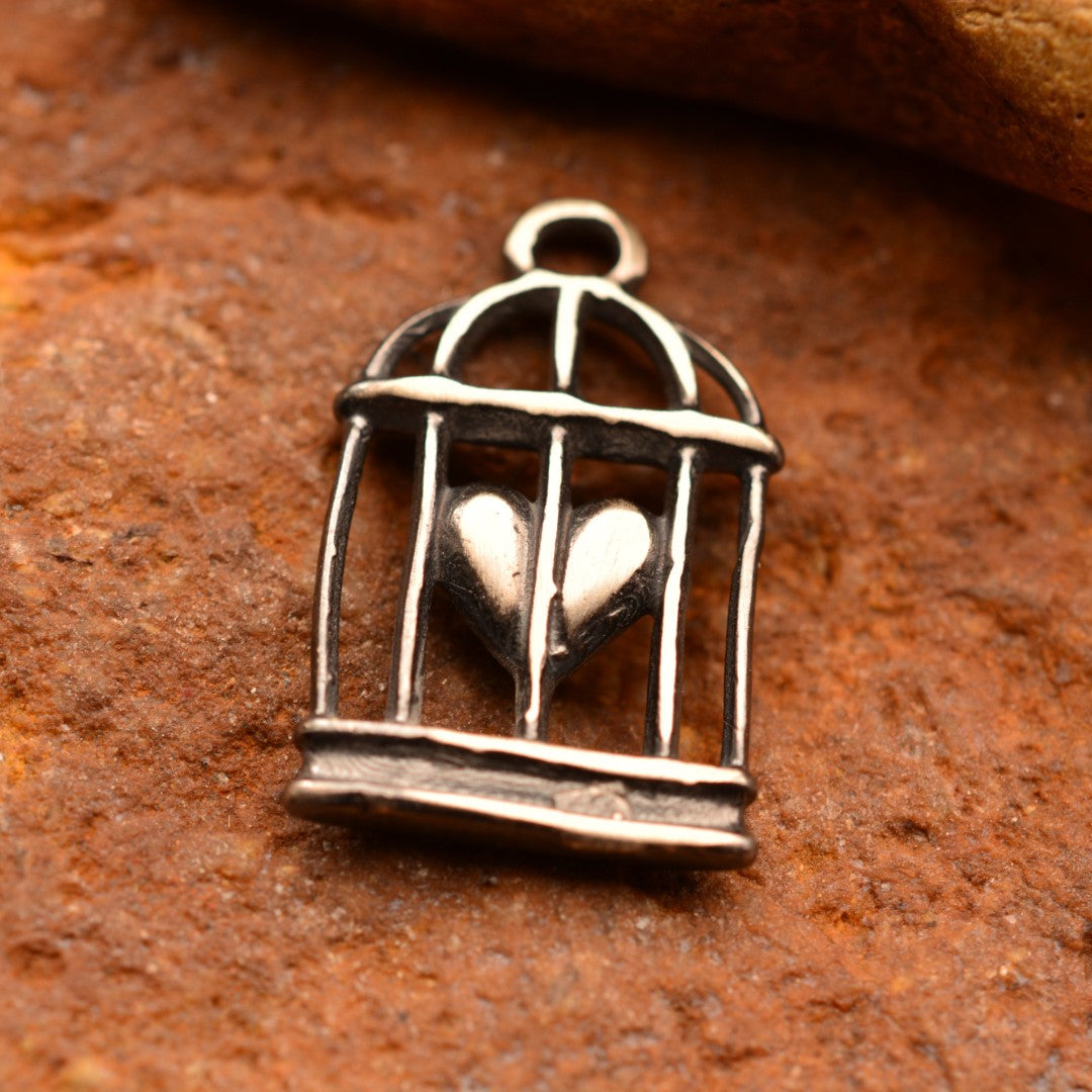 „Herz im Käfig“-Anhänger aus 925er Silber mit oxidierter Oberfläche – Talisman für Liebe und einen freien Geist, Amulett für Gefühle und innere Stärke, Skulpturenschmuck im Boho- und rustikalen Stil | Art Diva