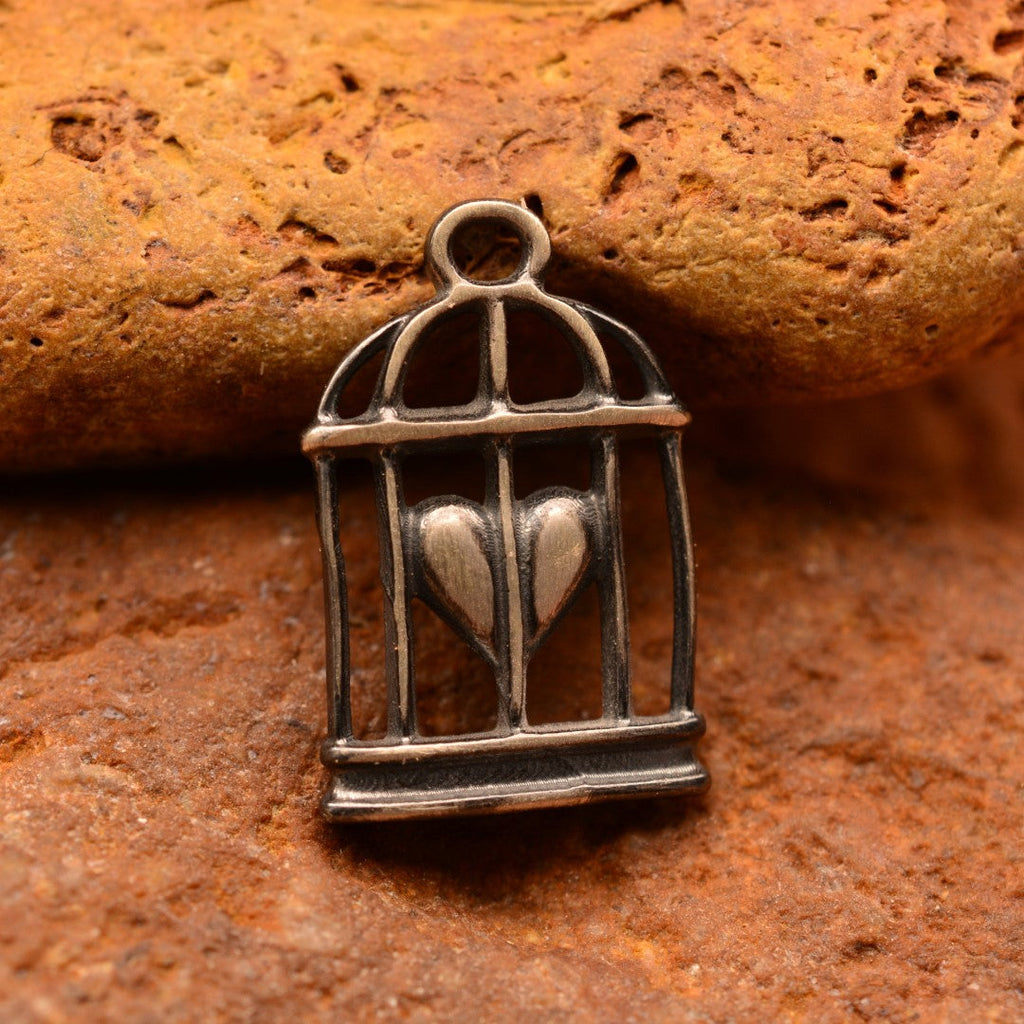 „Herz im Käfig“-Anhänger aus 925er Silber mit oxidierter Oberfläche – Talisman für Liebe und einen freien Geist, Amulett für Gefühle und innere Stärke, Skulpturenschmuck im Boho- und rustikalen Stil | Art Diva