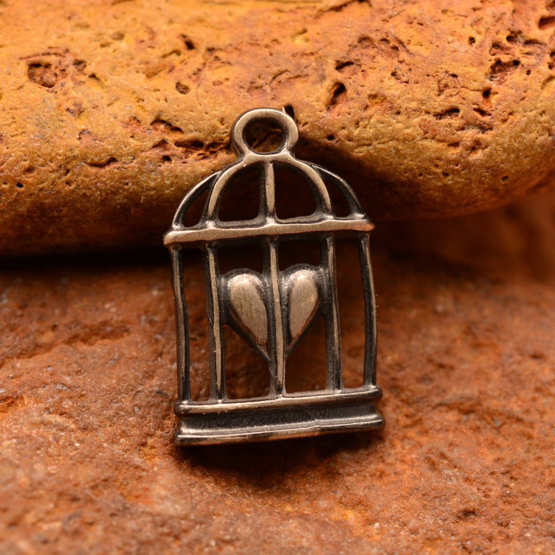 „Herz im Käfig“-Anhänger aus 925er Silber mit oxidierter Oberfläche – Talisman für Liebe und einen freien Geist, Amulett für Gefühle und innere Stärke, Skulpturenschmuck im Boho- und rustikalen Stil | Art Diva