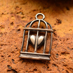 „Herz im Käfig“-Anhänger aus 925er Silber mit oxidierter Oberfläche – Talisman für Liebe und einen freien Geist, Amulett für Gefühle und innere Stärke, Skulpturenschmuck im Boho- und rustikalen Stil | Art Diva