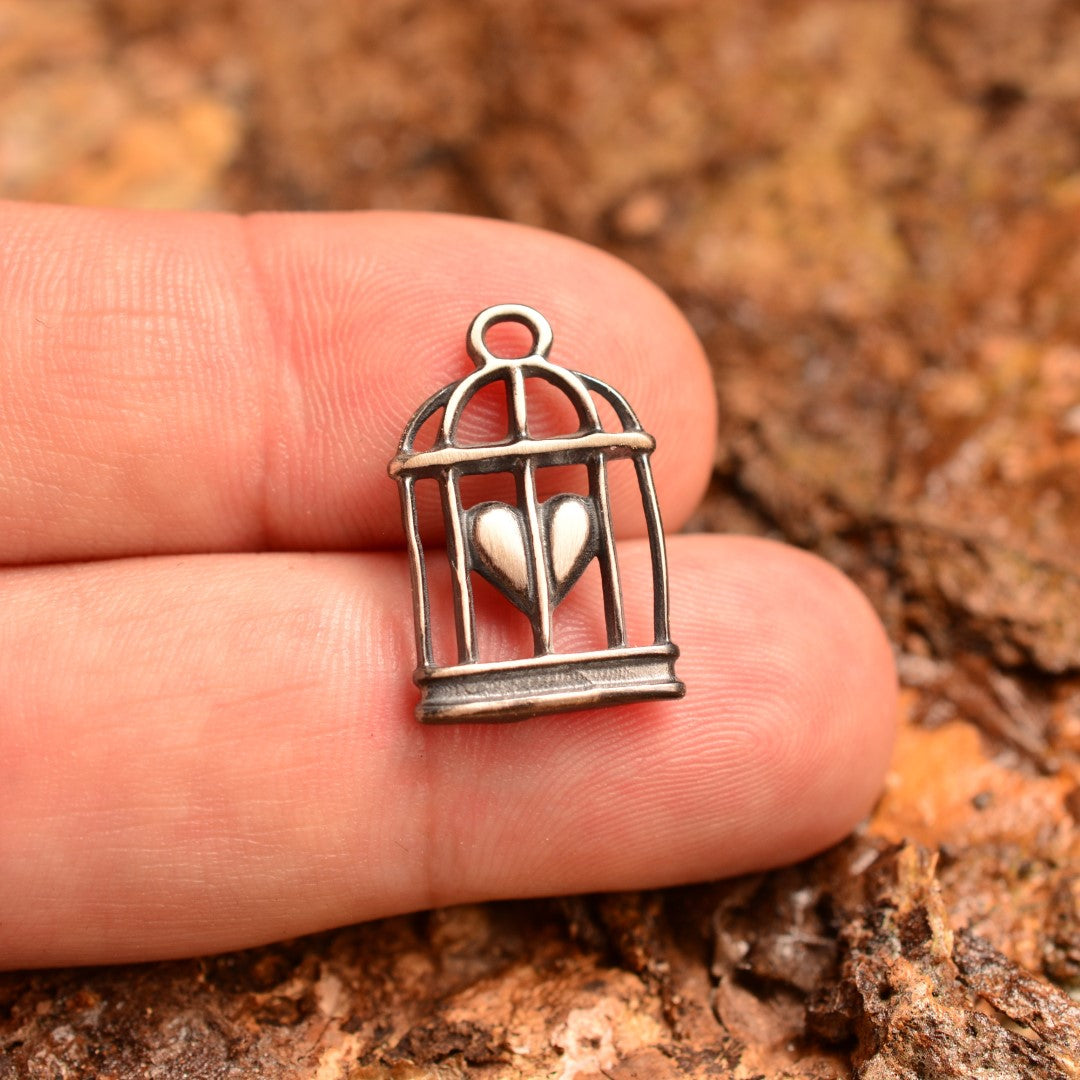 „Herz im Käfig“-Anhänger aus 925er Silber mit oxidierter Oberfläche – Talisman für Liebe und einen freien Geist, Amulett für Gefühle und innere Stärke, Skulpturenschmuck im Boho- und rustikalen Stil | Art Diva