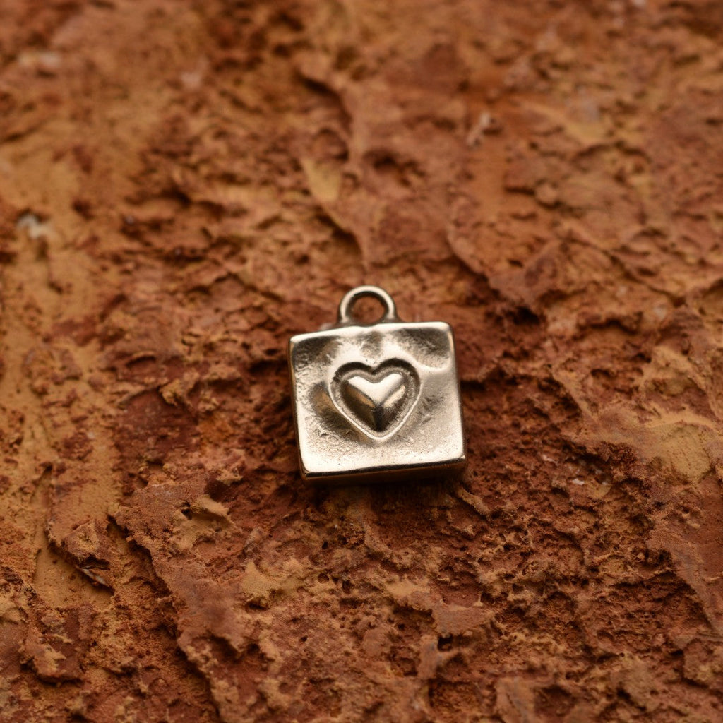 „Herz im Quadrat“ – handgefertigter Anhänger aus 925er Silber, Talisman für Liebe und Zuneigung, Skulpturenschmuck im Boho- und rustikalen Stil | Art Diva