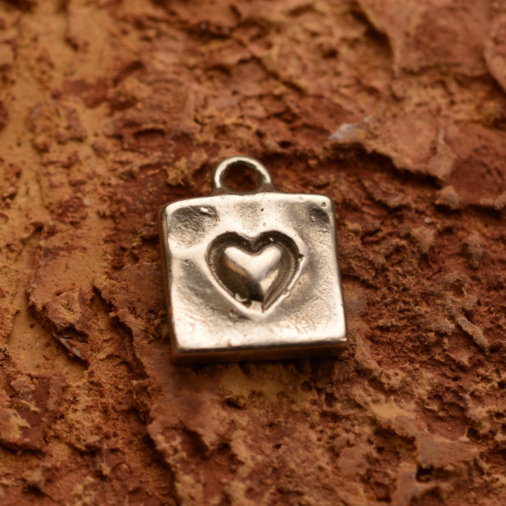 „Herz im Quadrat“ – handgefertigter Anhänger aus 925er Silber, Talisman für Liebe und Zuneigung, Skulpturenschmuck im Boho- und rustikalen Stil | Art Diva