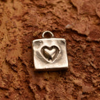 „Herz im Quadrat“ – handgefertigter Anhänger aus 925er Silber, Talisman für Liebe und Zuneigung, Skulpturenschmuck im Boho- und rustikalen Stil | Art Diva