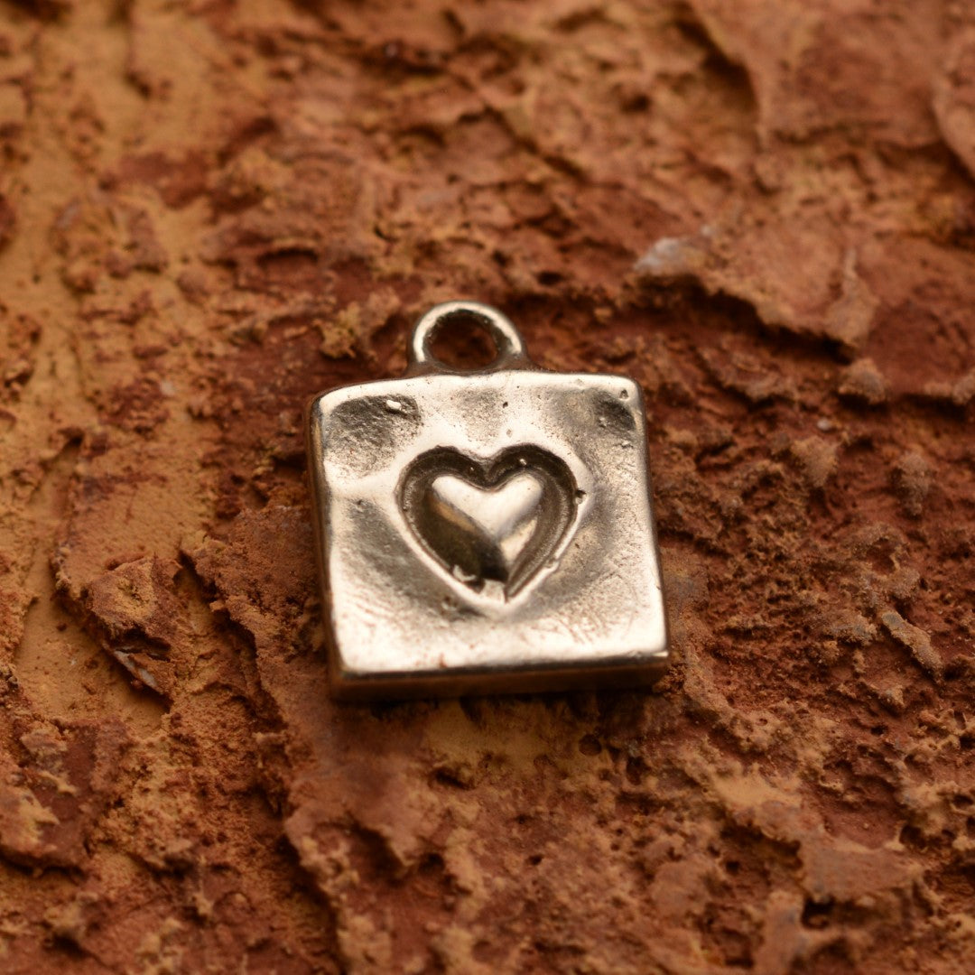 „Herz im Quadrat“ – handgefertigter Anhänger aus 925er Silber, Talisman für Liebe und Zuneigung, Skulpturenschmuck im Boho- und rustikalen Stil | Art Diva