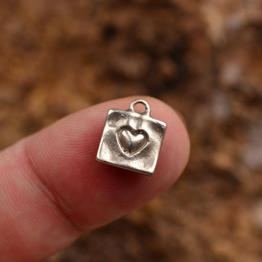 „Herz im Quadrat“ – handgefertigter Anhänger aus 925er Silber, Talisman für Liebe und Zuneigung, Skulpturenschmuck im Boho- und rustikalen Stil | Art Diva
