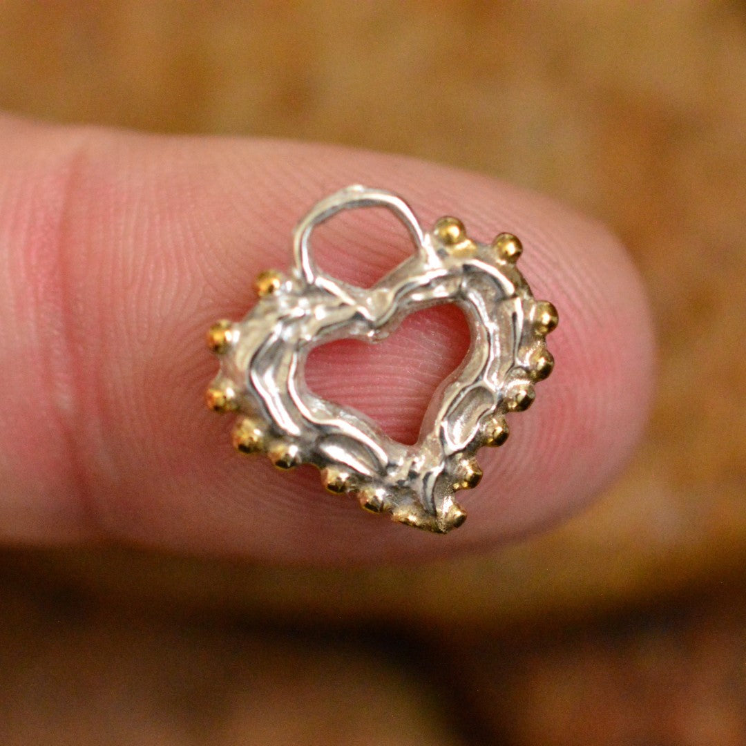 „Morgenliebe“-Anhänger mit offenem Herz und Tautropfen aus 925er Silber mit goldfarbenen Akzenten – Talisman für Zärtlichkeit und reine Liebe, handgefertigt im Boho- und rustikalen Stil | Art Diva
